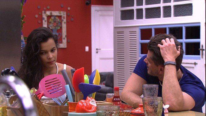 BBB17: Marcos pensa em mandar brother para Paredão e Emilly cogita Vivian