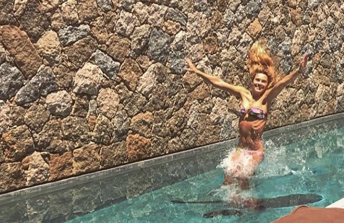     Carolina Dieckmann recebe chuva de críticas após foto de biquíni: 'magra demais'