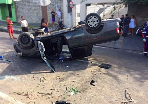 Carro capota com 7 pessoas na 'curva da morte' em Manaus