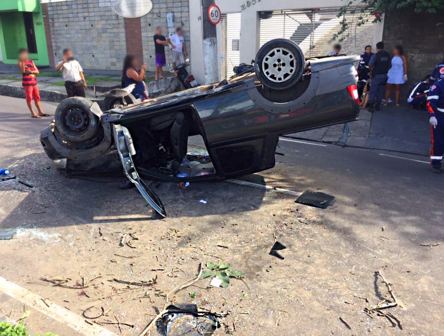 Carro capota com 7 pessoas na 'curva da morte' em Manaus