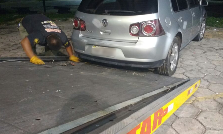 Após se recusar a pagar gasolina, polícia descobre que homem estava usando viatura da PC para passear com 'amigas'