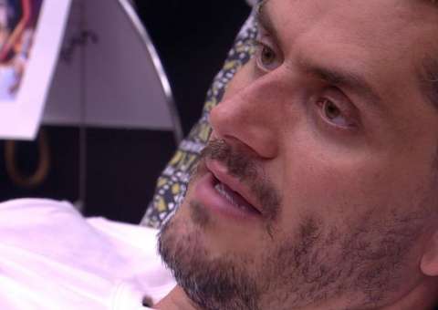 BBB17: Marcos alerta Emilly sobre comportamento na casa e dá conselhos