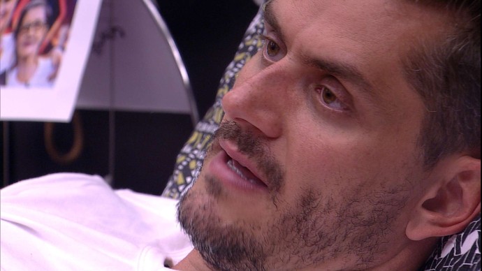 BBB17: Marcos alerta Emilly sobre comportamento na casa e dá conselhos