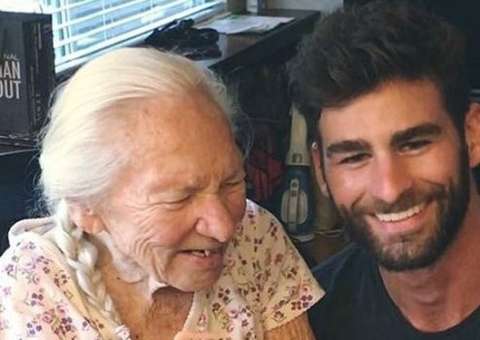 Morre idosa que foi convidada a morar com ator 