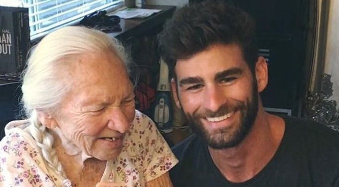 Morre idosa que foi convidada a morar com ator 