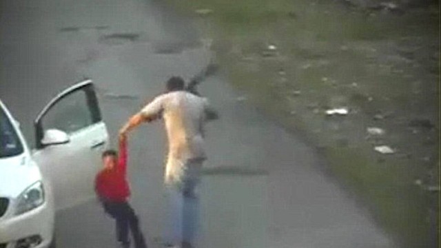  Padrasto é preso após ser flagrado batendo no enteado no meio da rua 