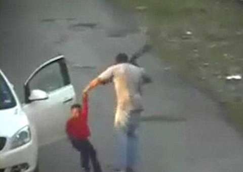  Padrasto é preso após ser flagrado batendo no enteado no meio da rua 