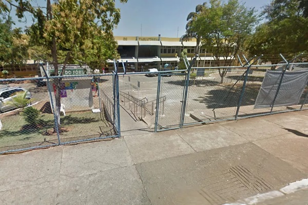 Após encomendar a própria morte, mulher processa matador de aluguel por não concluir o serviço 