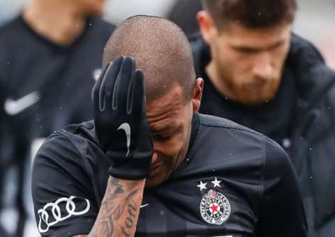 Jogador brasileiro chora ao ser chamado de macaco durante partida na Sérvia