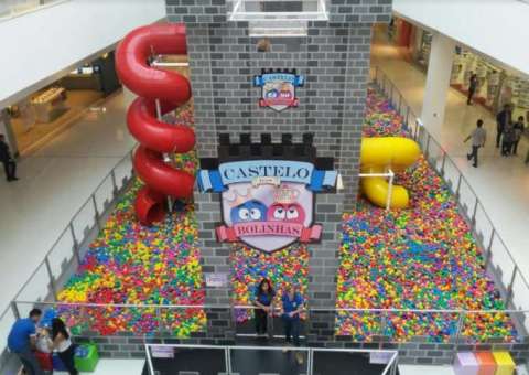  Shopping em Manaus ganha piscina de bolinha gigante com escorregador de 7 metros