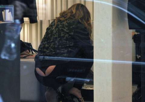 Mariah Carey vacila em agachada e mostra bumbum em shopping, veja