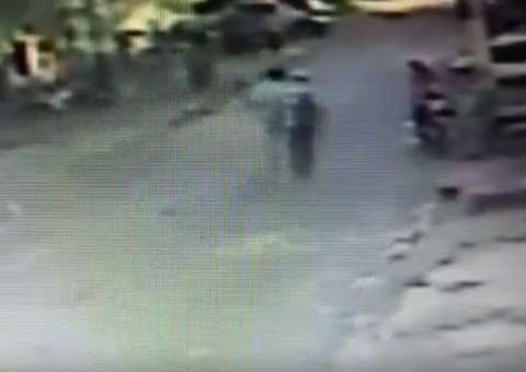 Vídeo mostra momento em que criminosos assaltam motoboy em Manaus