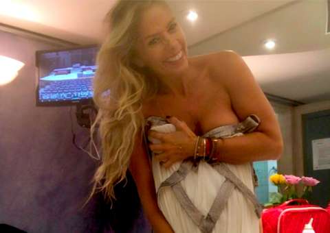 Adriane Galisteu posta foto seminua e fãs vão ao delírio, confira