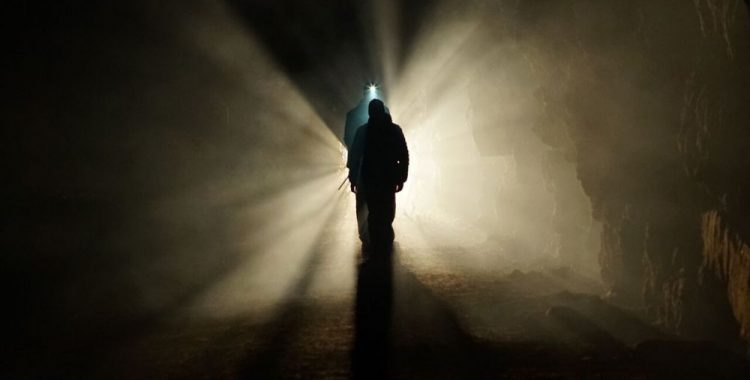 Terror ‘Devil in the Dark’ ganha trailer assustador sobre experiência sobrenatural