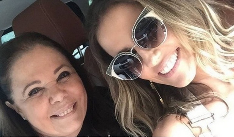 Mãe corrige Deborah Secco no Twitter e atriz dispara: “Estou pagando mico”