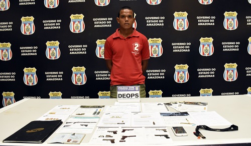 Homem é preso em flagrante vendendo armas de fogo em frente à delegacia em Manaus