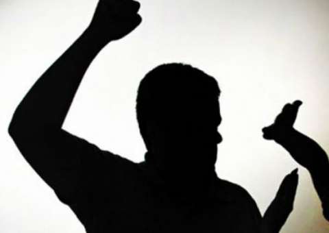 Mulher apanha de vassoura do marido após se recusar arrumar casa em Manaus