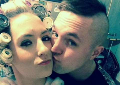 Mulher empurra namorado por roncar durante noite e ao amanhecer se desespera