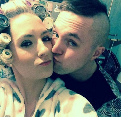 Mulher empurra namorado por roncar durante noite e ao amanhecer se desespera