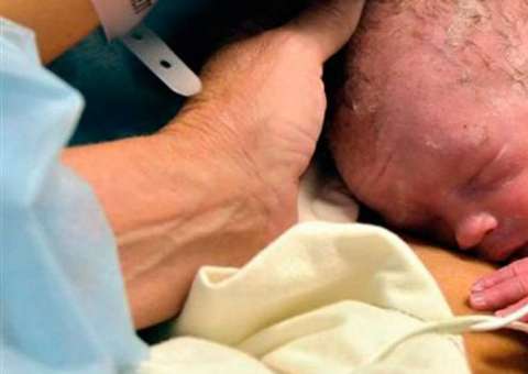 Primeira mulher com útero transplantado dá à luz um bebê saudável