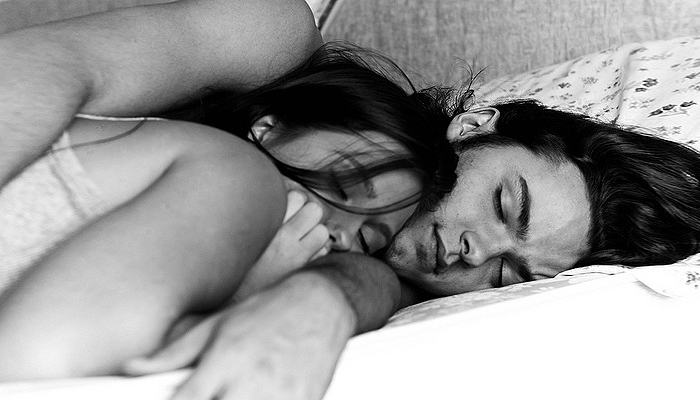Ficar de conchinha depois do sexo pode salvar seu relacionamento
