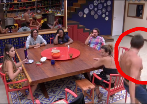 BBB17: Manoel se empolga e leva tombo na cozinha