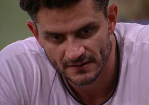 BBB17: Marcos diz que não se mudaria para cidade de Emilly e corta: 'Você está falando demais'