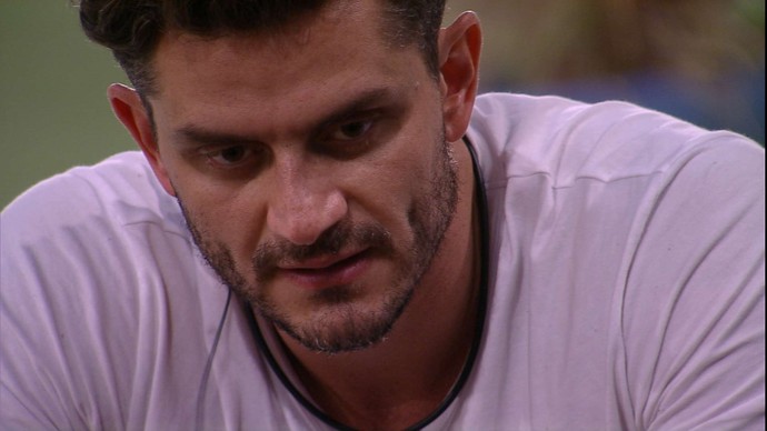 BBB17: Marcos diz que não se mudaria para cidade de Emilly e corta: 'Você está falando demais'