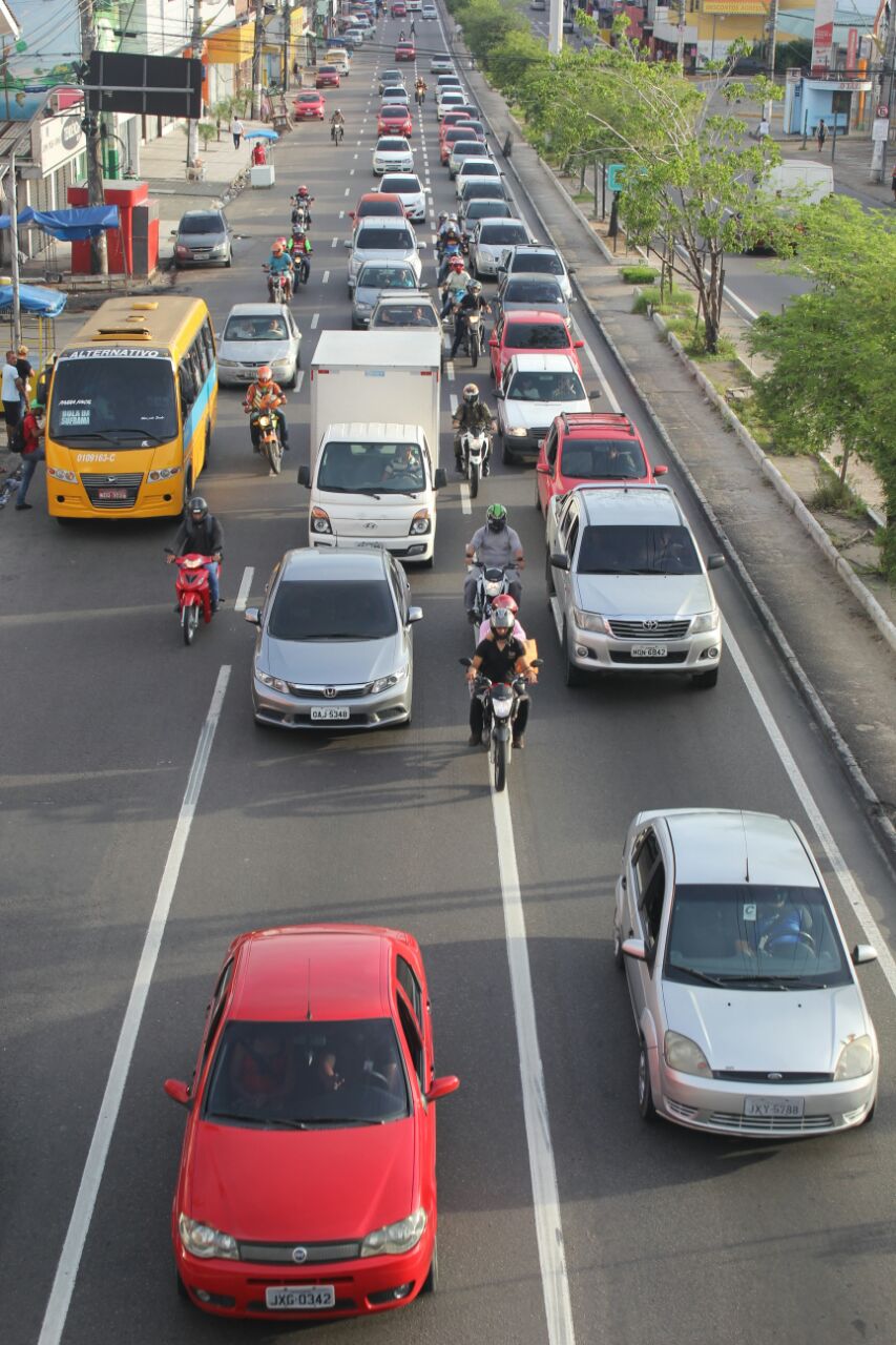 Greve dos rodoviários: sem transporte paradas de ônibus ficam lotadas em Manaus 