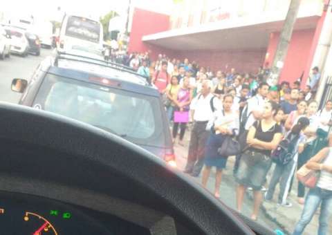 Greve dos rodoviários: sem transporte paradas de ônibus ficam lotadas em Manaus 