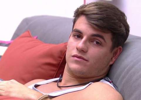 Após Mayara, ex-BBB Antônio beija três na mesma festa