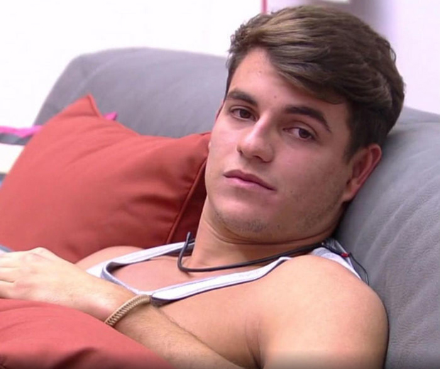 Após Mayara, ex-BBB Antônio beija três na mesma festa