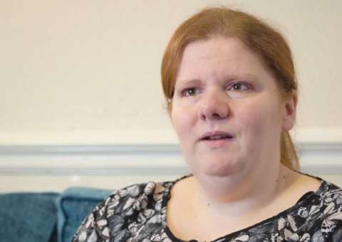 Mulher choca ao exalar odor de peixe por onde passa 