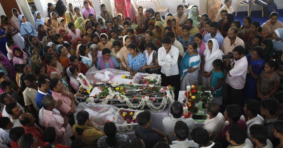 Jovem dado como morto, 'ressuscita' a caminho do enterro