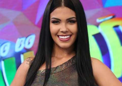   Bailarina 'caçula' do Faustão posa com noiva e  casal revela experiências sexuais com homens 