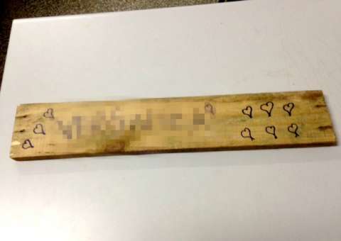 Manicure é presa após dar 'surra de ripa' em filha de 7 anos em Manaus