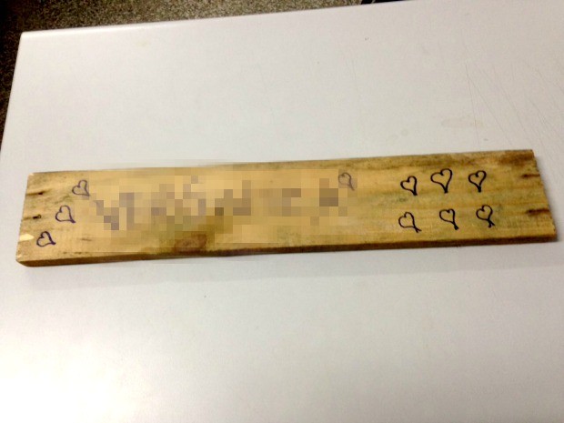 Manicure é presa após dar 'surra de ripa' em filha de 7 anos em Manaus