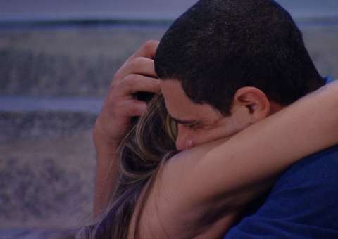 BBB17: Vivian é consolada por Daniel e desabafa 