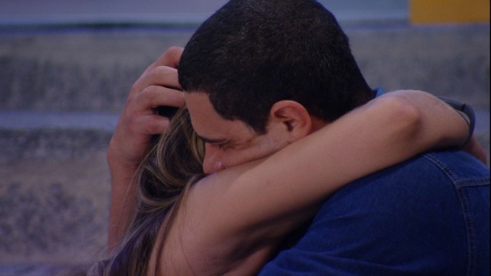 BBB17: Vivian é consolada por Daniel e desabafa 