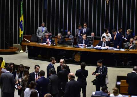 Divulgar foto ou vídeo de nudez sem autorização é crime, segundo Câmara dos Deputados