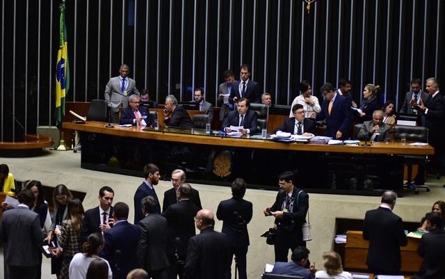 Divulgar foto ou vídeo de nudez sem autorização é crime, segundo Câmara dos Deputados