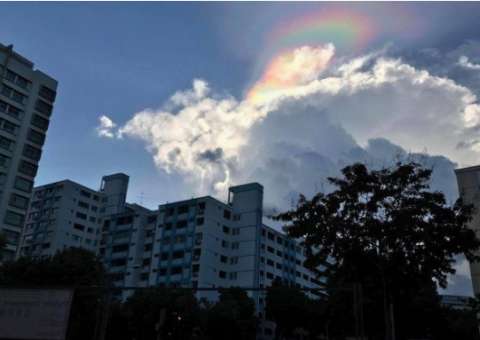 Raro fenômeno surpreende moradores ao surgir no céu