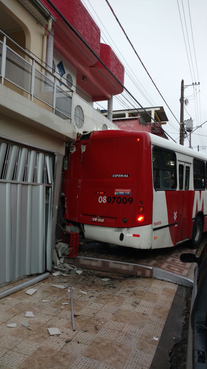 Motorista perde o controle e ônibus invade casa em Manaus 