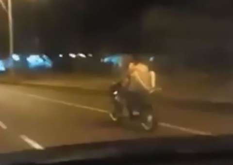 Vídeo mostra casal fazendo sexo em cima de uma moto em avenida movimentada 