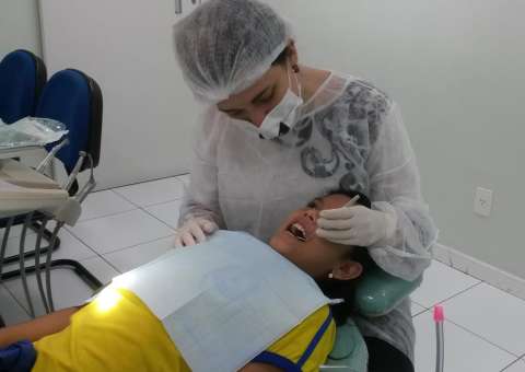 Alunos de escola estadual em Manaus recebem tratamento dentário
