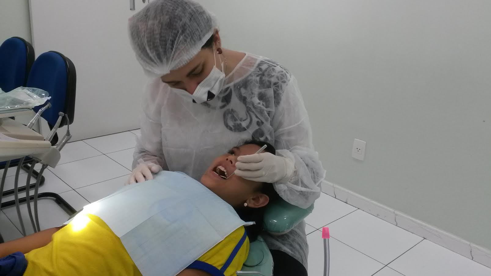 Alunos de escola estadual em Manaus recebem tratamento dentário