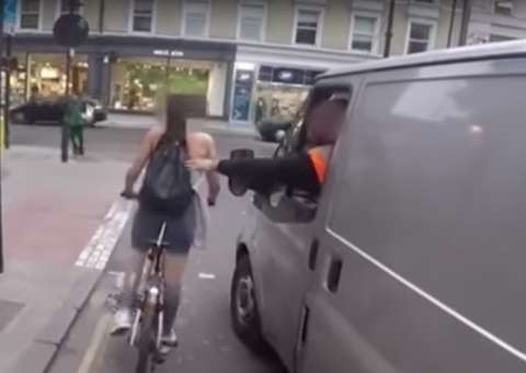 Ciclista se revolta ao ouvir “Está menstruada?” e tem atitude surpreendente 