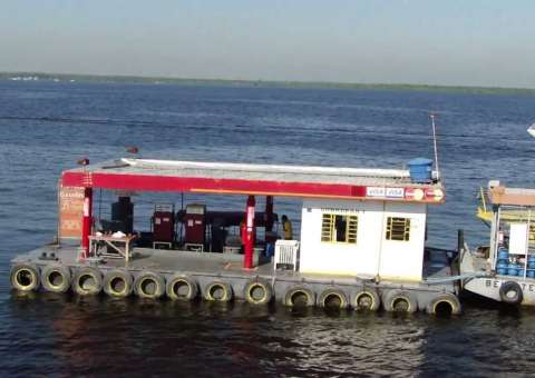 Postos de combustível flutuante são fiscalizados em Manaus