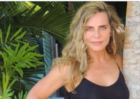 Aos 64, Bruna Lombardi posa sensual e dá 'levantadinha'' em toalha