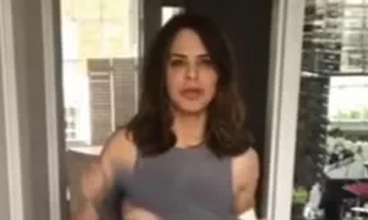 Mulher se descuida e paga ‘peitinho' em vídeo no facebook